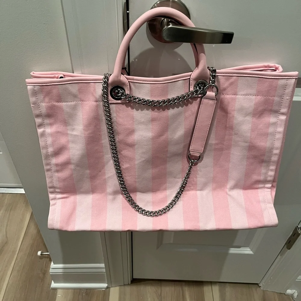 NWT VS Victoria’s Secret Fashion Show 2025 NYC Exclusive Chain Tote Pink Stripe